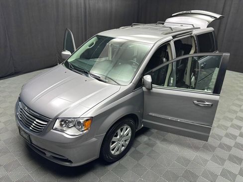 Used 2016 Chrysler Town & Country Touring w/ Driver Convenience Group image 18