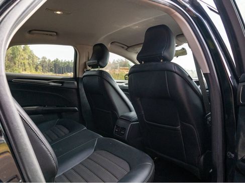 Used 2017 Ford Fusion SE w/ Equipment Group 201A FWD image 17