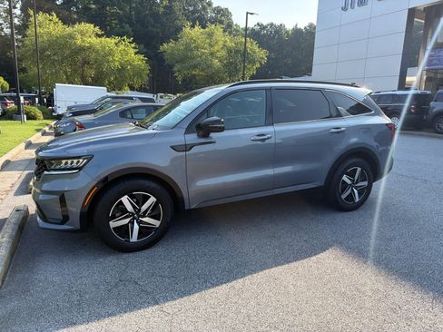 Used 2021 Kia Sorento S FWD image 2