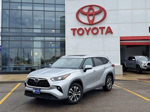 Used 2023 Toyota Highlander XLE AWD/4WD image 1