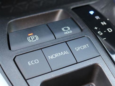 Used 2021 Toyota RAV4 LE image 15