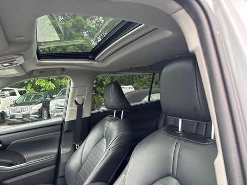 Used 2022 Toyota Highlander XLE AWD/4WD image 12