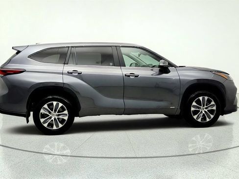 Used 2024 Toyota Highlander XLE AWD/4WD image 4