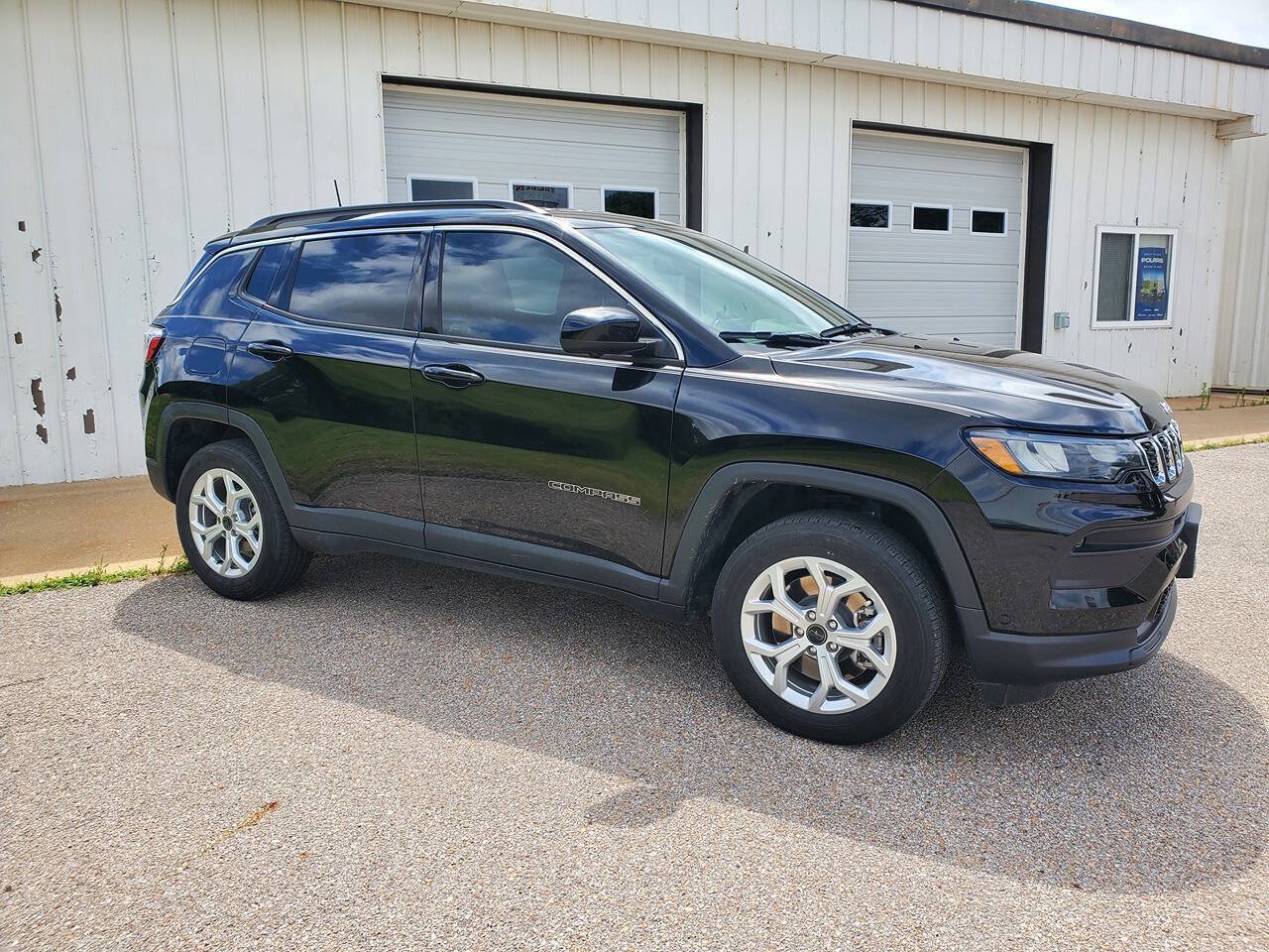 Used 2025 Jeep Compass Latitude w/ Convenience Group AWD/4WD image 4