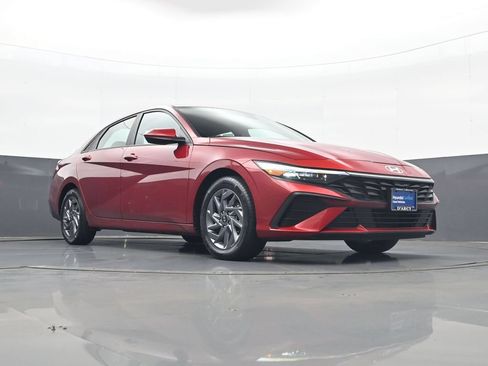 Certified 2024 Hyundai Elantra SEL FWD image 30