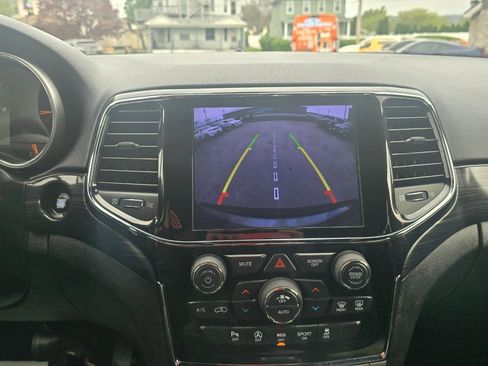 Used 2019 Jeep Grand Cherokee Altitude AWD/4WD image 10
