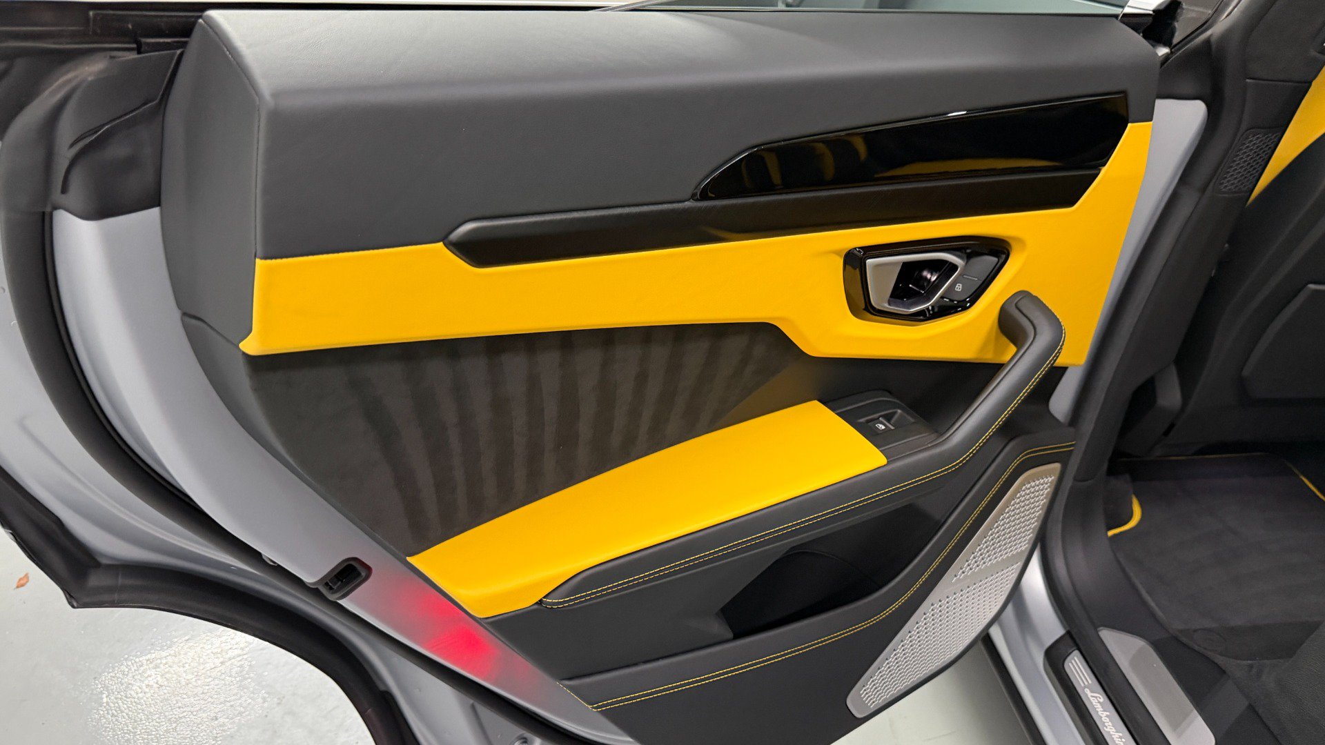Used 2022 Lamborghini Urus AWD/4WD image 49