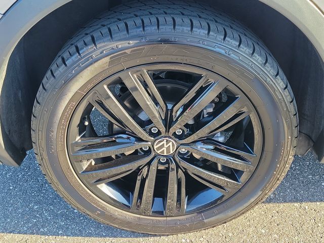 Certified 2022 Volkswagen Tiguan SE R-Line FWD image 5