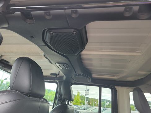 Used 2022 Jeep Wrangler Unlimited Sahara AWD/4WD image 9