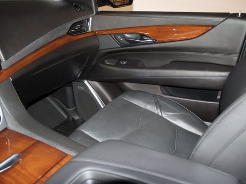 Used 2020 Cadillac Escalade ESV Premium Luxury image 48