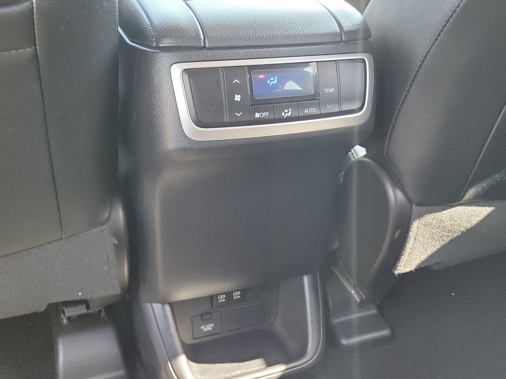 Used 2019 Toyota Highlander XLE AWD/4WD image 17