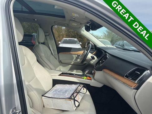 Used 2021 Volvo XC90 T6 Momentum w/ Advanced Package image 9