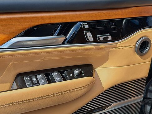 Used 2022 Jeep Grand Wagoneer Series III image 25