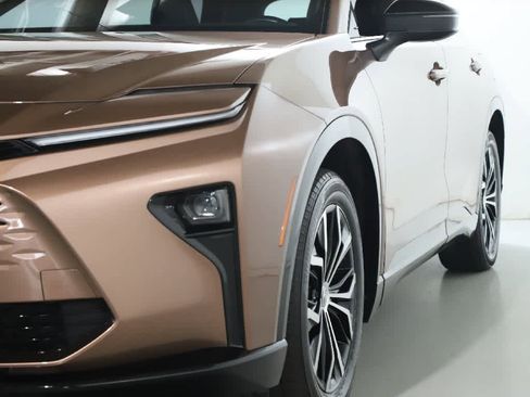 Certified 2025 Toyota Crown Signia AWD/4WD image 4