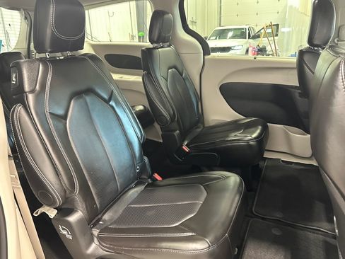 Used 2024 Chrysler Pacifica Touring-L AWD/4WD image 32