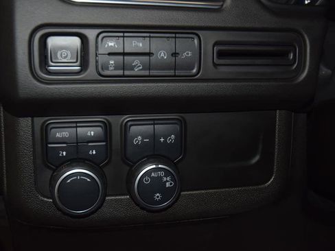 Used 2021 Chevrolet Tahoe Premier AWD/4WD image 35