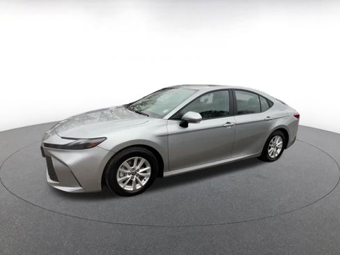 Used 2025 Toyota Camry LE image 8