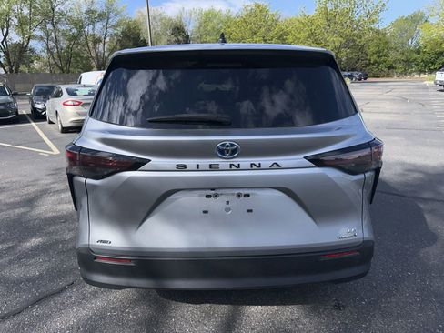 Used 2024 Toyota Sienna LE AWD/4WD image 19