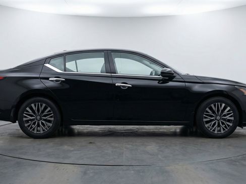 Used 2025 Nissan Altima 2.5 SV FWD image 11
