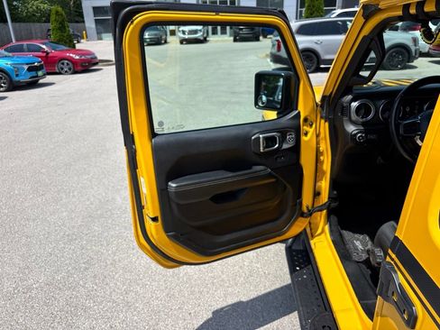 Used 2019 Jeep Wrangler Unlimited Sahara w/ Uconnect 4C Nav & Sound Group AWD/4WD image 18