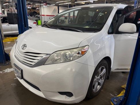 Used 2015 Toyota Sienna LE FWD image 14