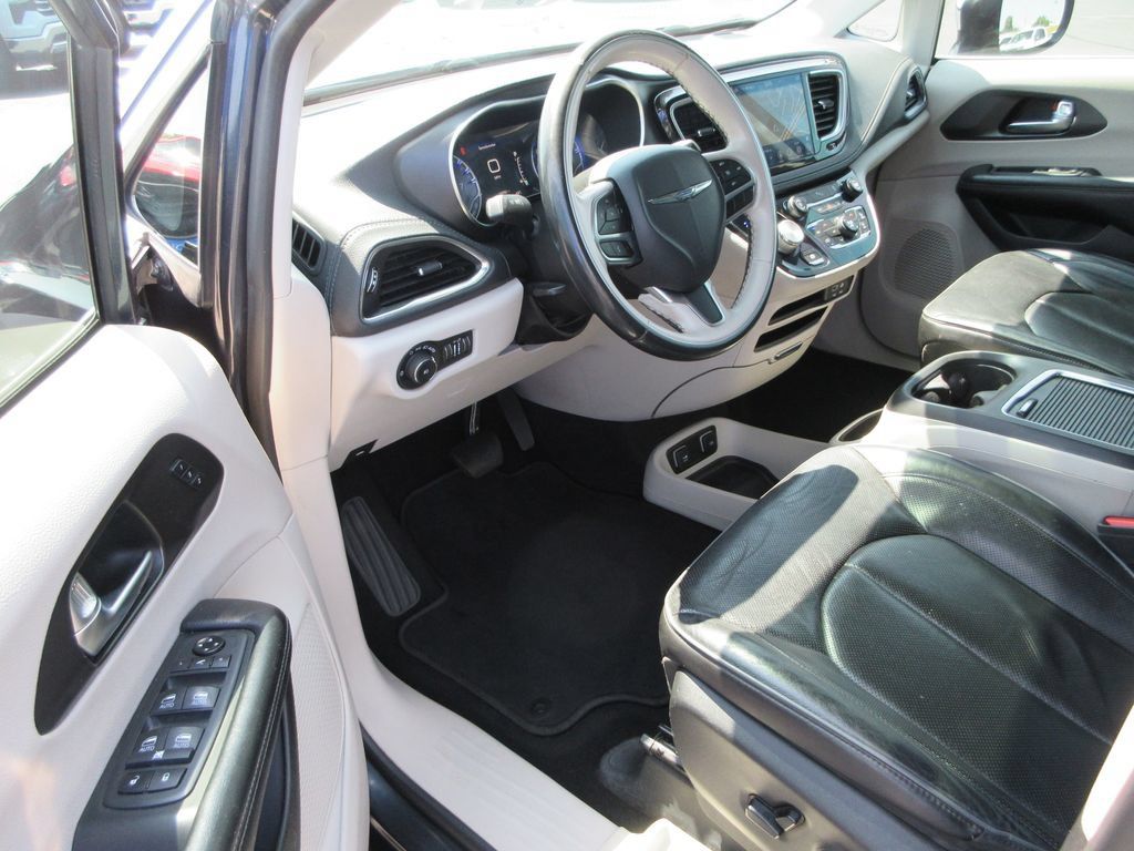 Used 2020 Chrysler Pacifica Limited FWD image 13