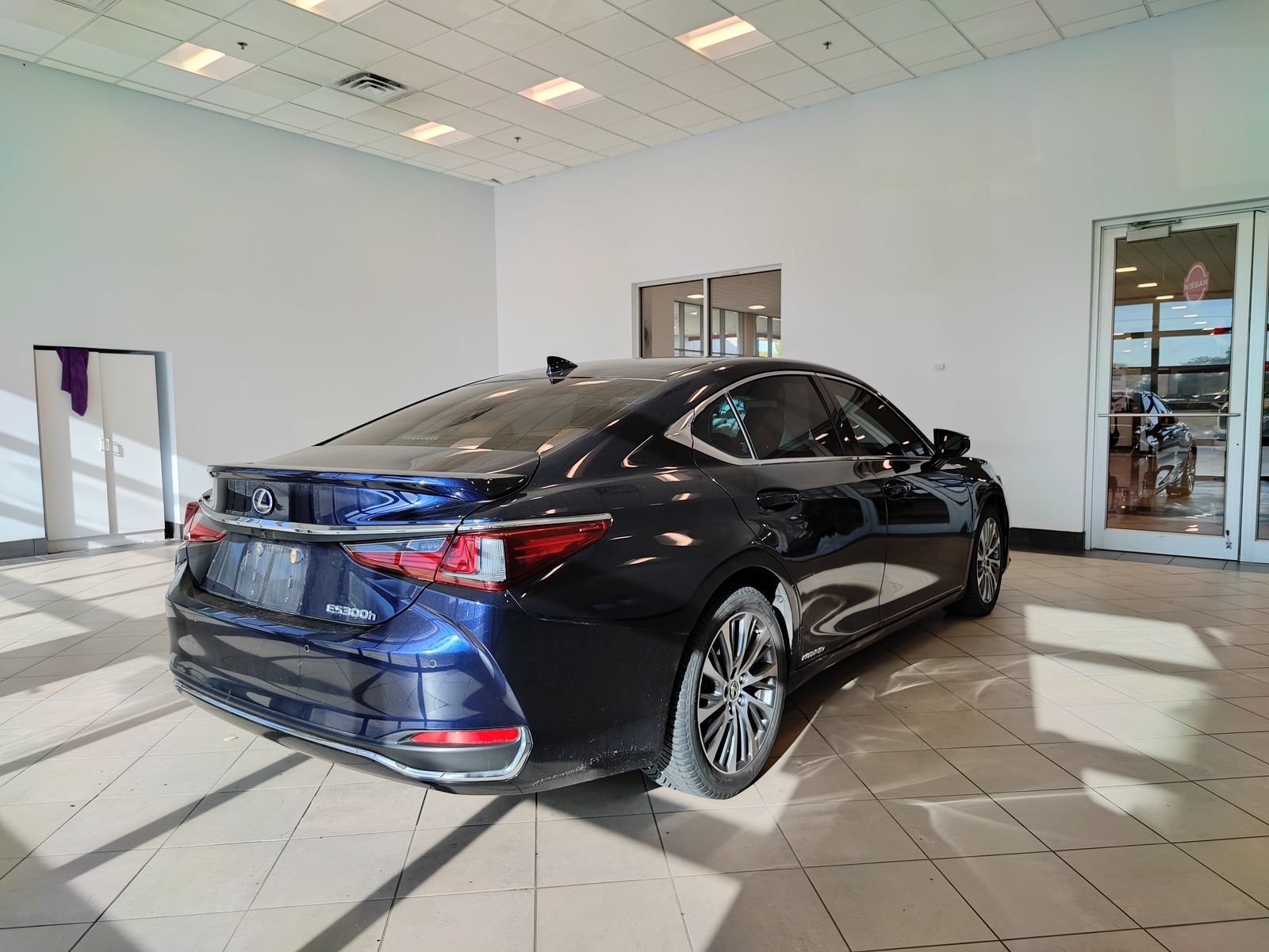 Used 2019 Lexus ES 300h w/ Premium Package FWD image 3