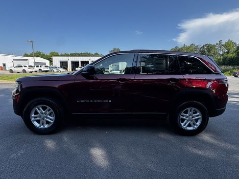 Used 2025 Jeep Grand Cherokee Laredo RWD image 8