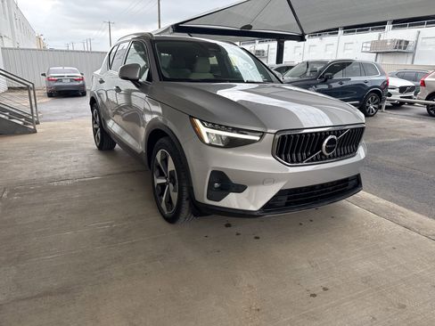 Used 2023 Volvo XC40 B5 Plus AWD/4WD image 3