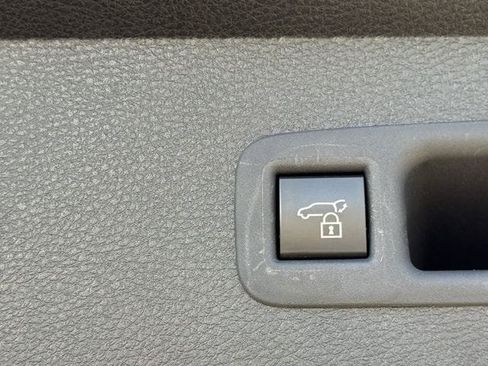 Used 2025 Toyota Sienna XLE FWD image 35