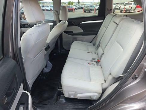 Used 2019 Toyota Highlander LE AWD/4WD image 25