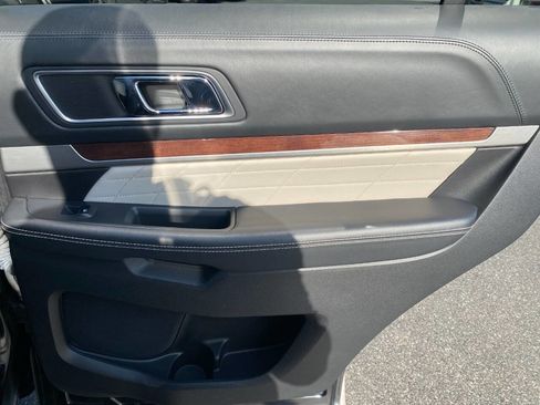 Used 2016 Ford Explorer Platinum image 35