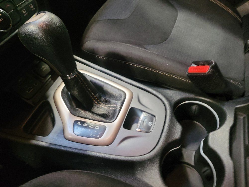 Used 2015 Jeep Cherokee Latitude FWD image 26