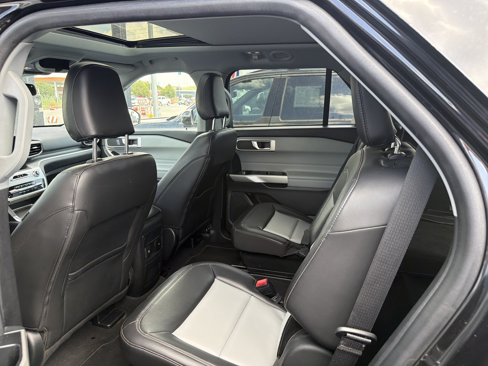 Used 2022 Ford Explorer XLT w/ XLT Sport Appearance Package AWD/4WD image 14