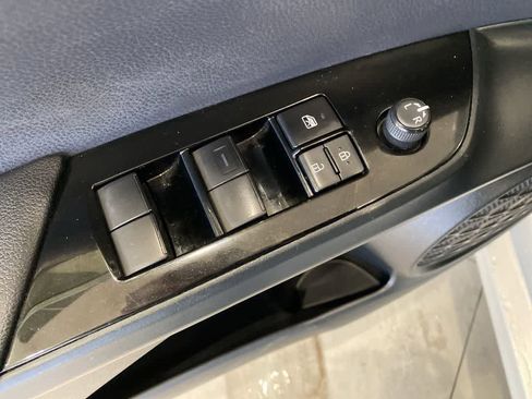 Used 2021 Toyota Prius LE image 13