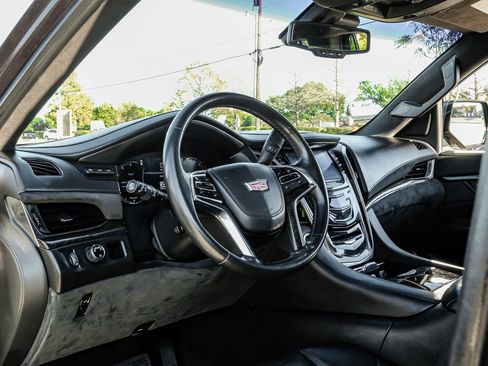 Used 2016 Cadillac Escalade Platinum image 3