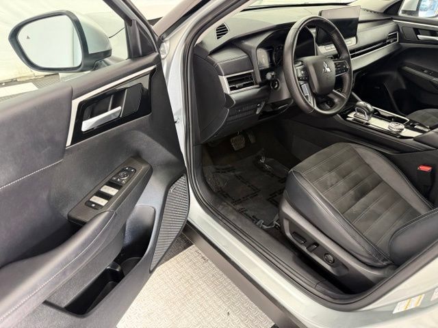 Used 2025 Mitsubishi Outlander SE AWD/4WD image 32