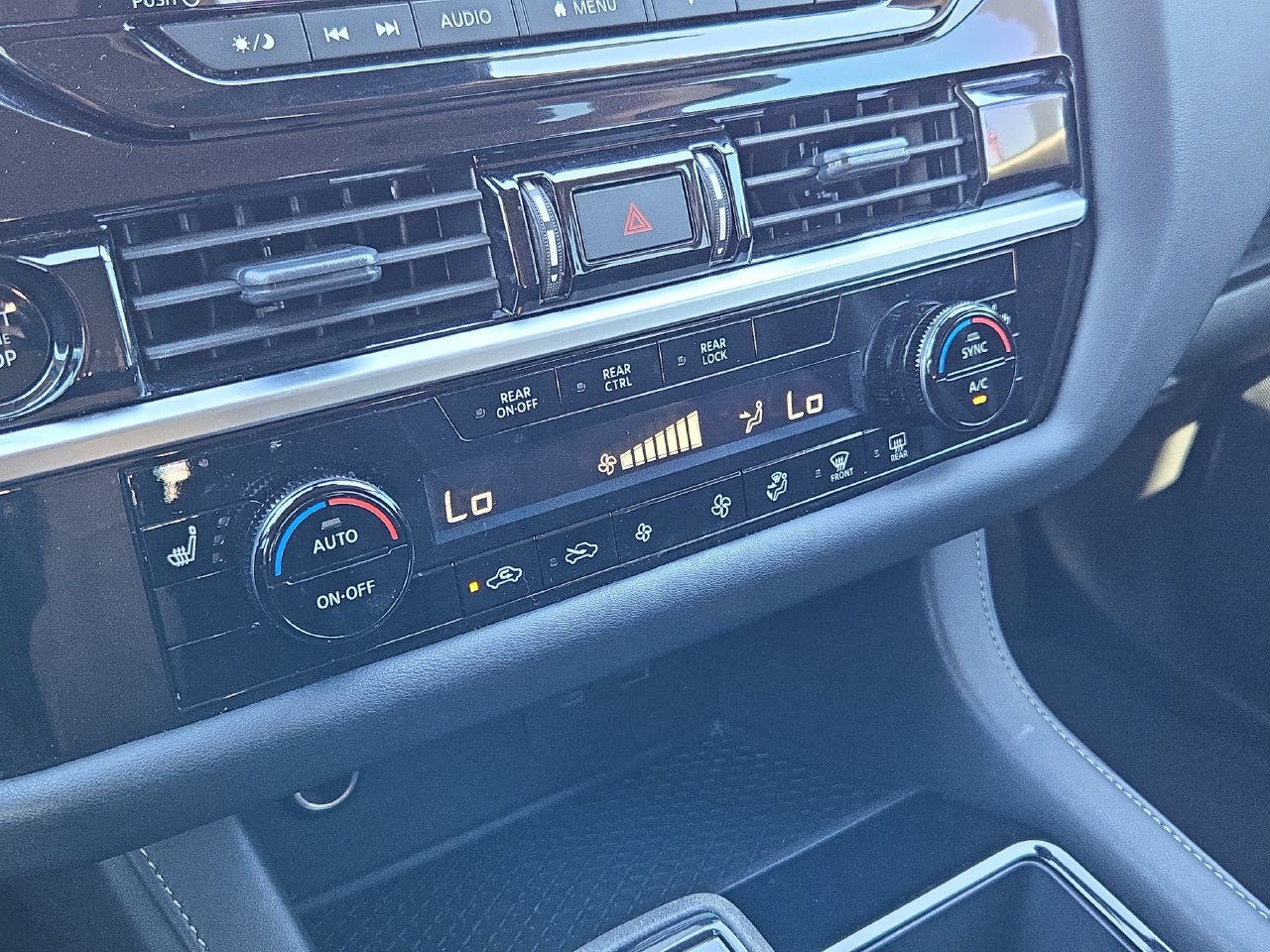 Used 2025 Nissan Pathfinder SV FWD image 21