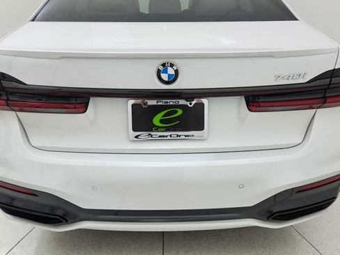 Used 2022 BMW 740i w/ M Sport Package image 11