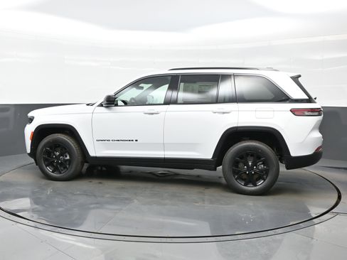 New 2026 Jeep Grand Cherokee Altitude image 3