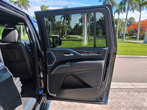 Used 2022 Cadillac Escalade ESV Luxury RWD image 36