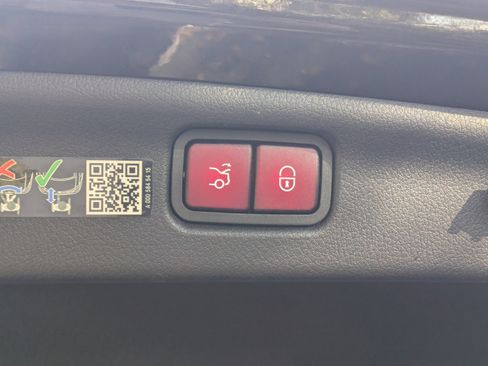 Used 2024 Mercedes-Benz C 300 Sedan image 13