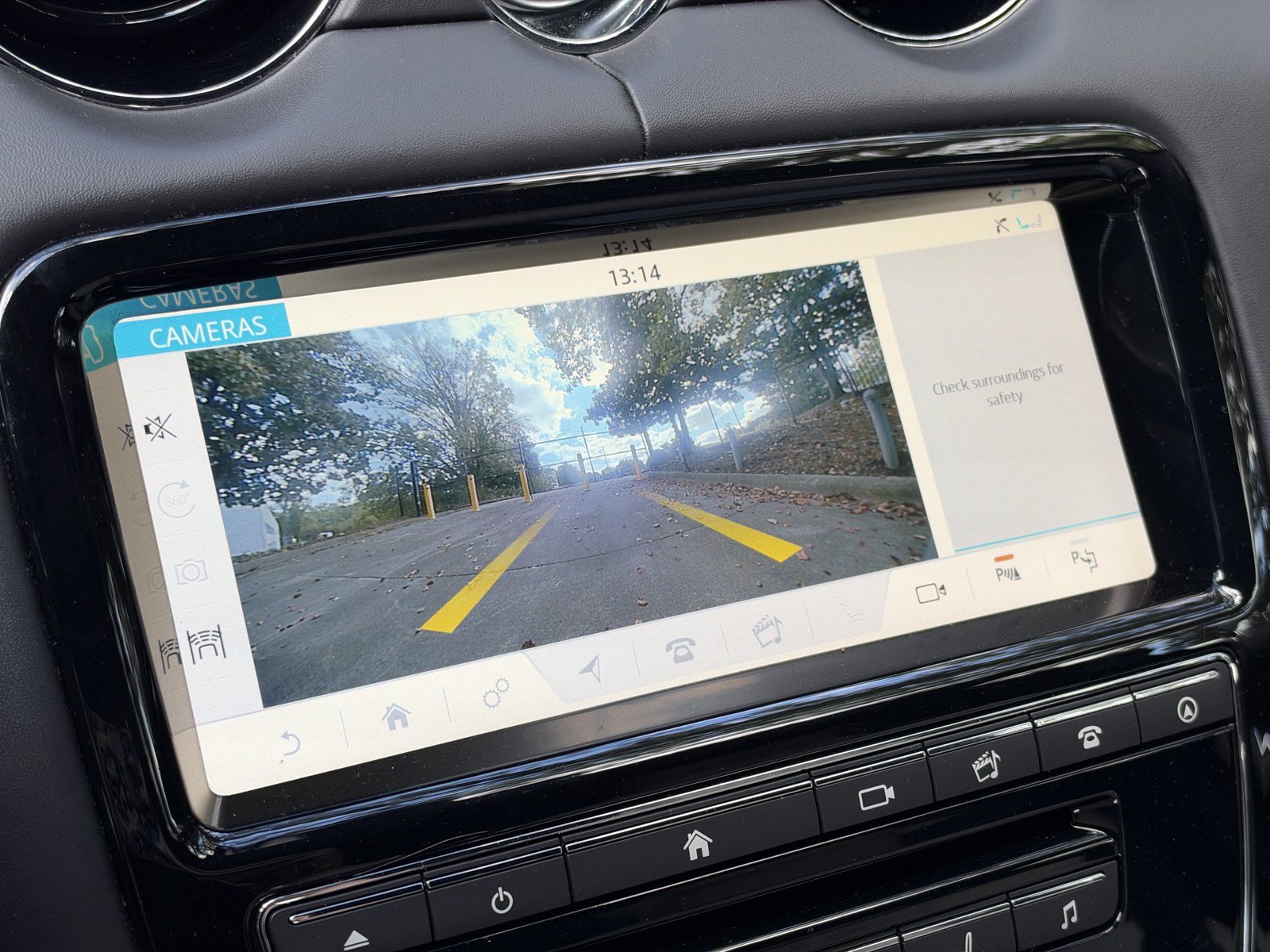 Used 2019 Jaguar XJ R RWD image 25