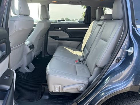 Used 2018 Toyota Highlander XLE AWD/4WD image 18