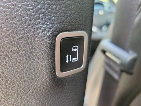 Used 2025 Chrysler Pacifica Select FWD image 19