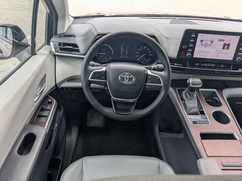 Used 2022 Toyota Sienna XLE FWD image 21