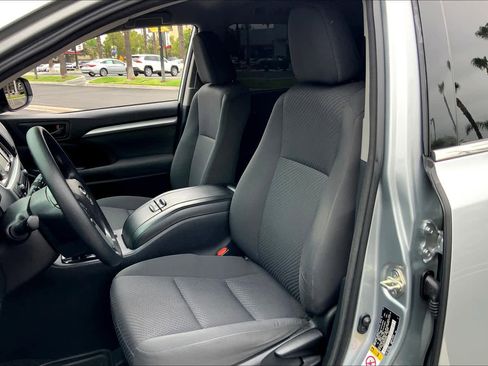 Used 2018 Toyota Highlander LE image 7