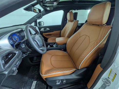 New 2026 Chrysler Pacifica Pinnacle w/ Trailer Tow Group image 16