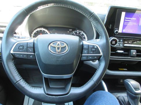 Used 2023 Toyota Highlander XLE FWD image 12