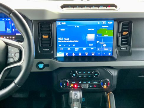 Used 2022 Ford Bronco Badlands image 42